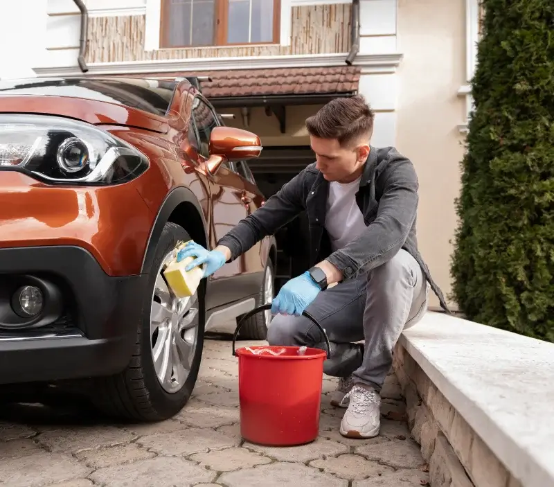 Lavage auto à domicile Wingen-sur-Moder : professionnel intervenant sur un véhicule